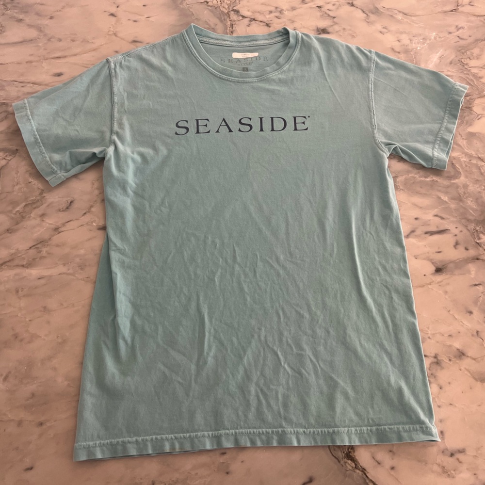 Light Blue. Seaside Style Short Sleeved T-Shirt. Size Small.